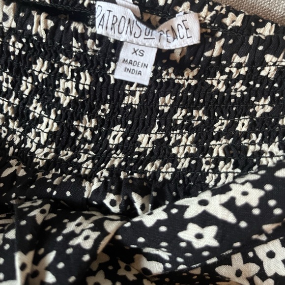 Summer flowy flower shorts, white and black size XS - Picture 3 of 3